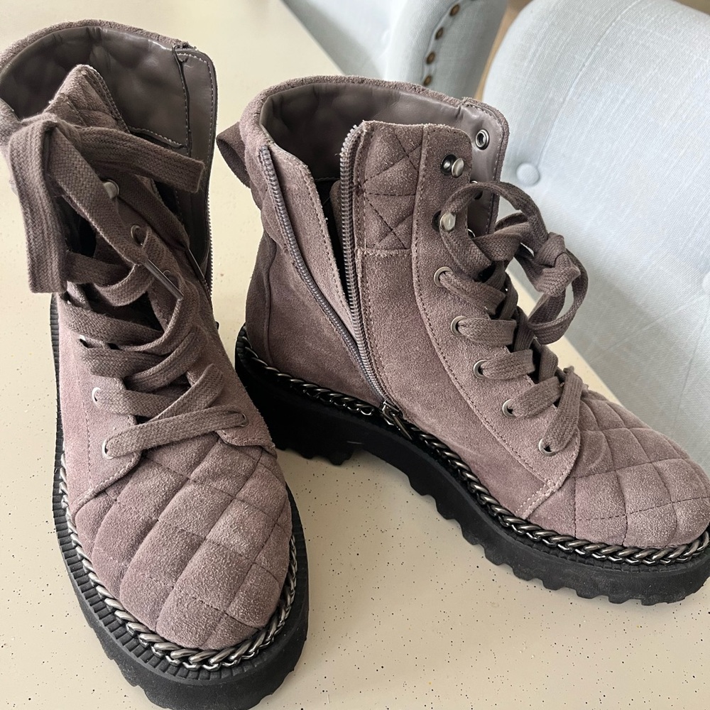 Vince Camuto Quilted Lace-Up Boots! Size 5.5